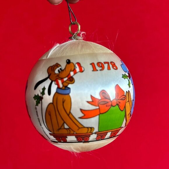 1978 Vintage Satin Hallmark Disney Ball Ornament - Picture 5 of 7